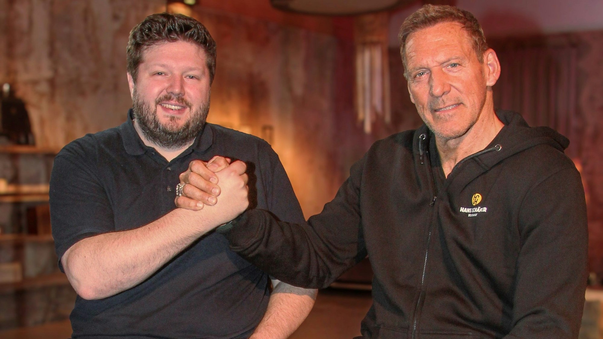 Auf dem Foto sind der Handwerker Oliver Oettgen und Schauspieler Ralf Moeller zu sehen.