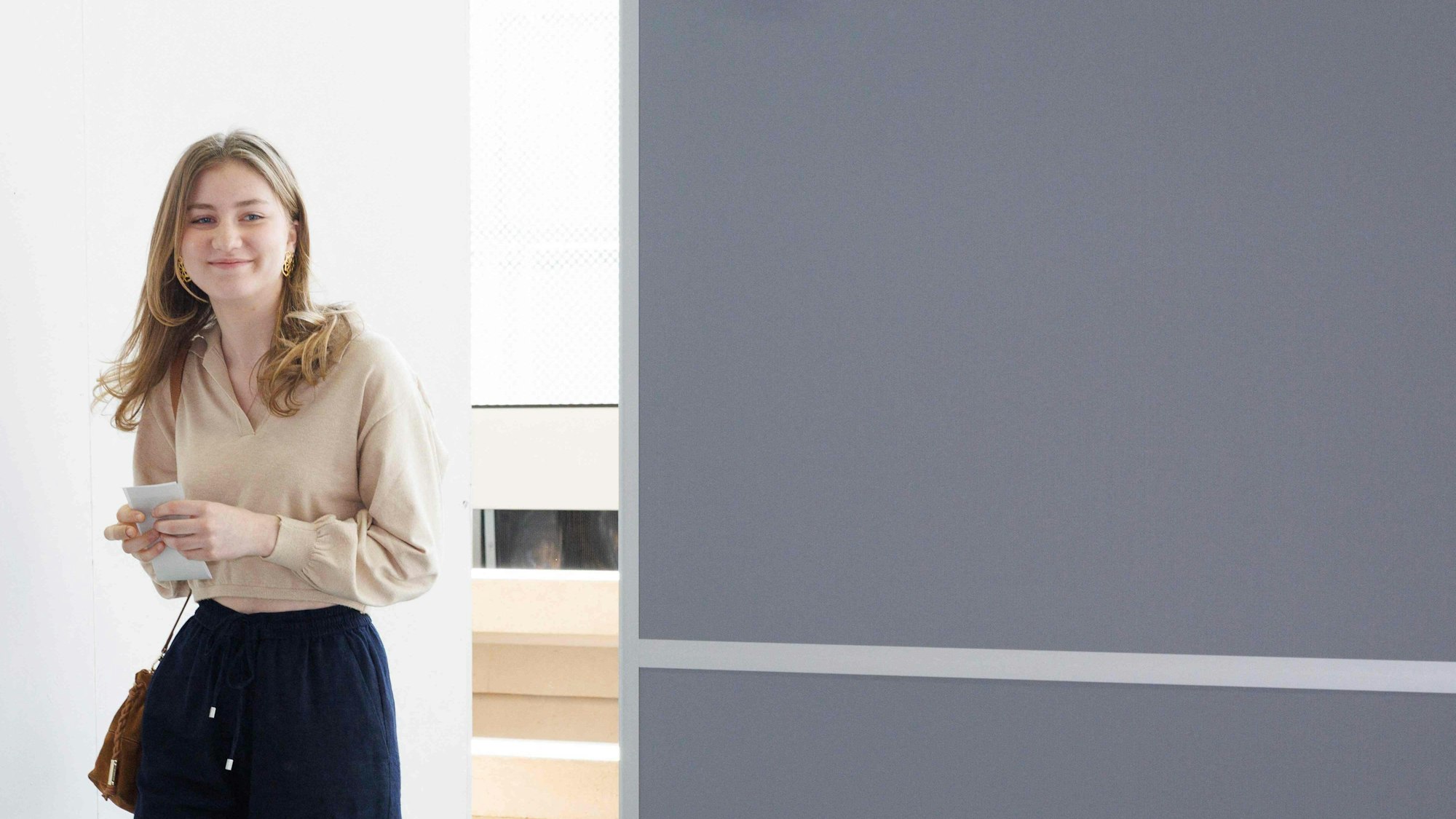 Prinzessin Elisabeth von Belgien stimmt in einem Wahllokal ab.