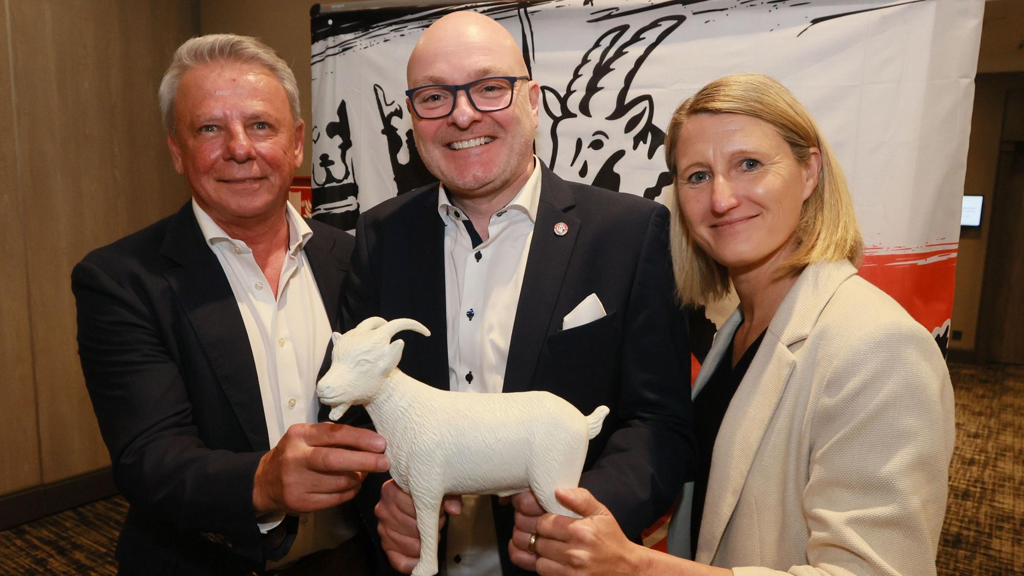 Das Team "FC-Zukunft" um Dieter Prestin gibt eine Pressekonferenz. Das Team stellt sich vor und präsentiert Inhalte, um Richtungsentscheidungen und Weichen für eine erfolgreichere Zukunft des 1. FC Köln einzuschlagen, Bewerber für das Vorstandsteam von links, Dieter Prestin, Stefan Jung, Sonja Fuss, 10.06.2024, Bild: Herbert Bucco