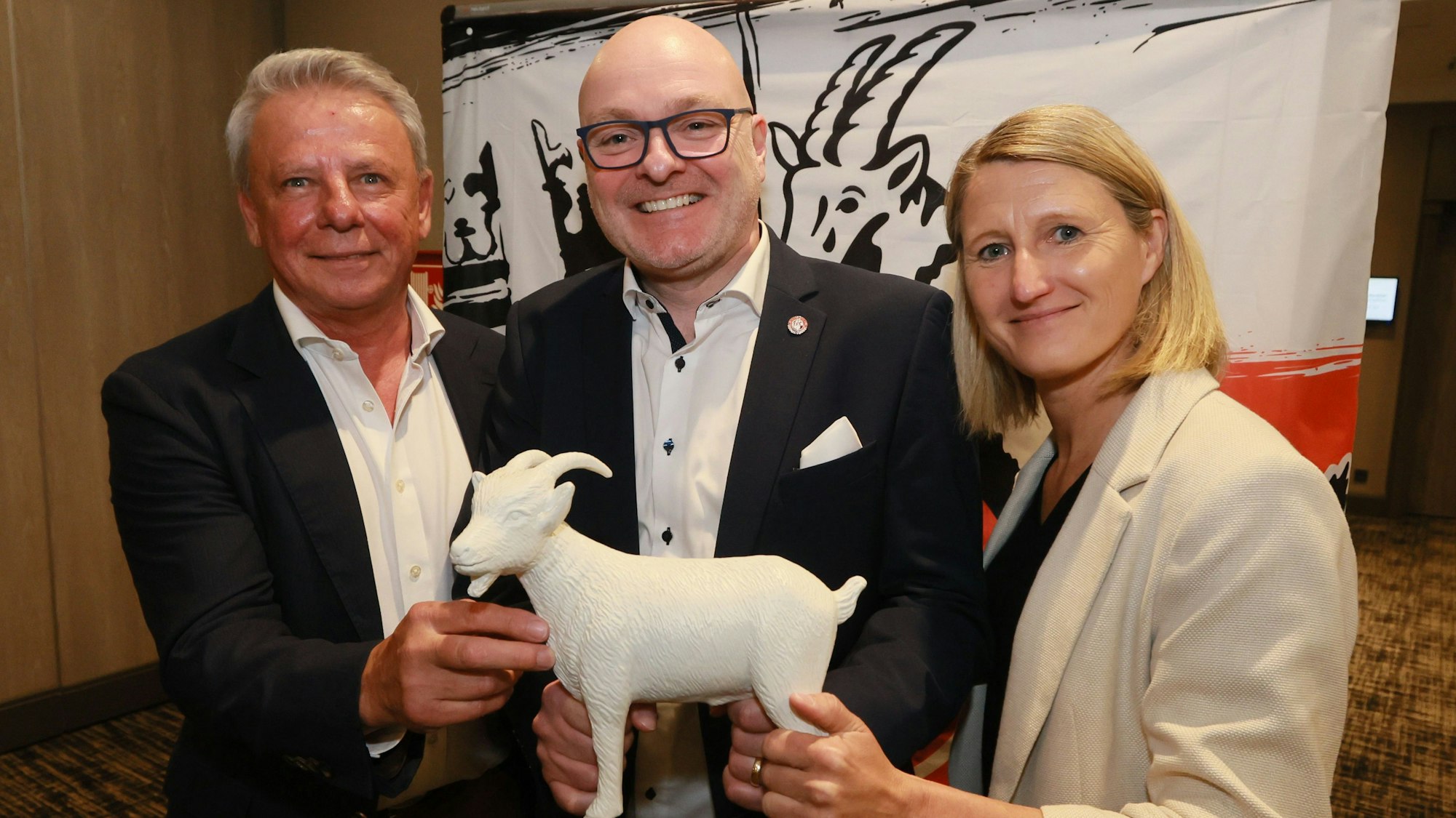 Das Team "FC-Zukunft" um Dieter Prestin gibt eine Pressekonferenz. Das Team stellt sich vor und präsentiert Inhalte, um Richtungsentscheidungen und Weichen für eine erfolgreichere Zukunft des 1. FC Köln einzuschlagen, Bewerber für das Vorstandsteam von links, Dieter Prestin, Stefan Jung, Sonja Fuss, 10.06.2024, Bild: Herbert Bucco