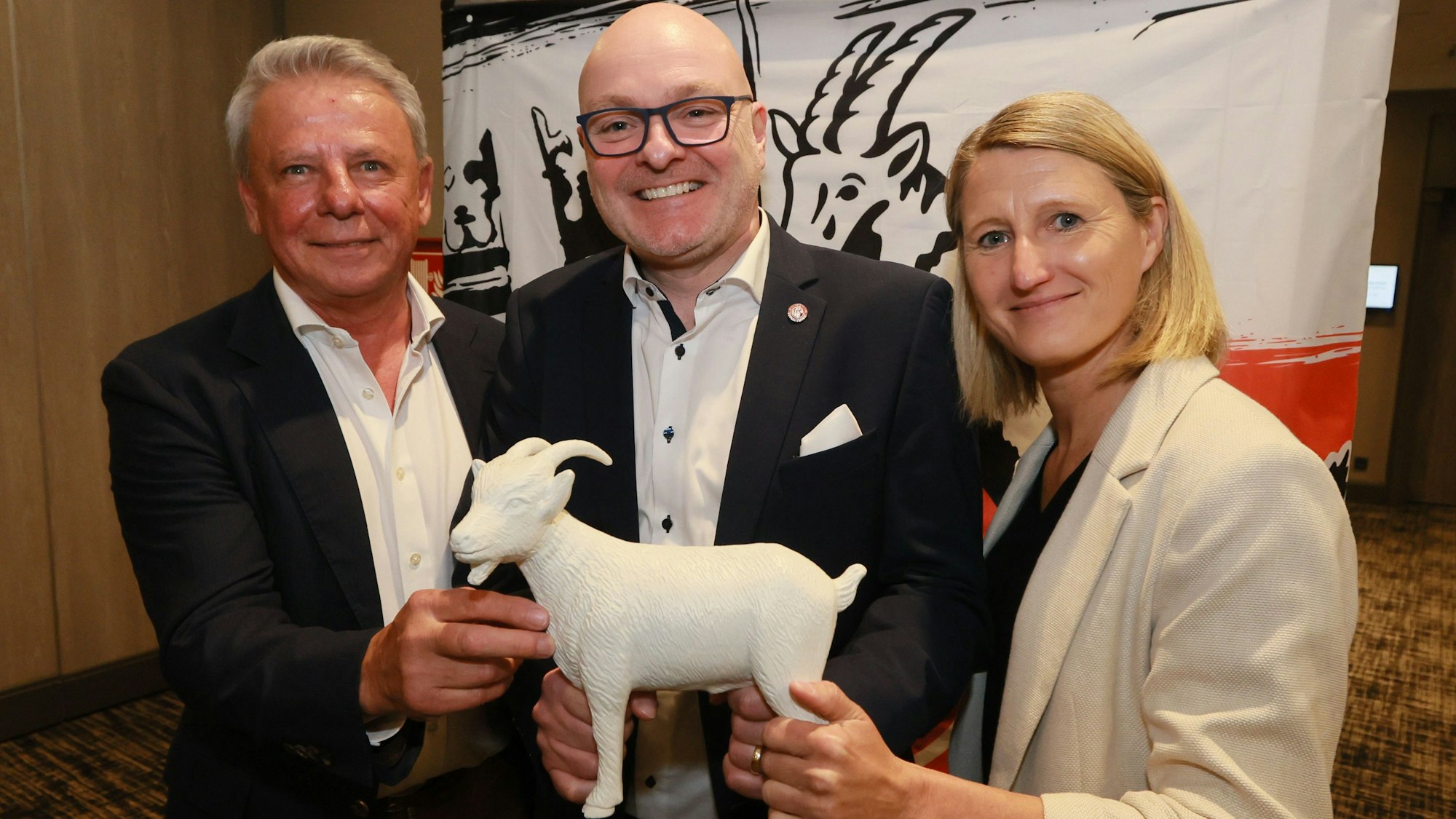 Dieter Prestin, Stefan Jung und Sonja Fuss (v.l.) bei der Präsentation des Teams „FC Zukunft“ am 10. Juni