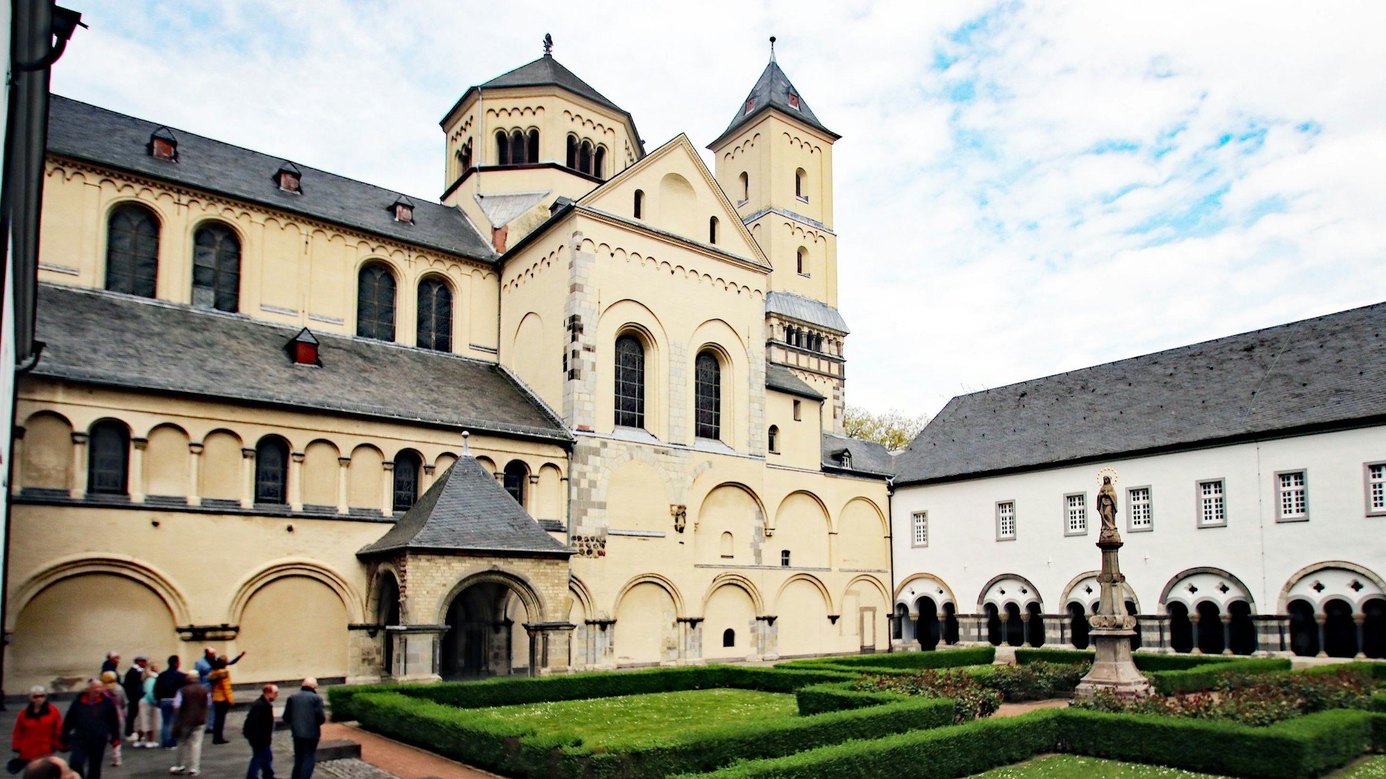 Ansicht der vor 1000 Jahren gegründeten Abtei Brauweiler
