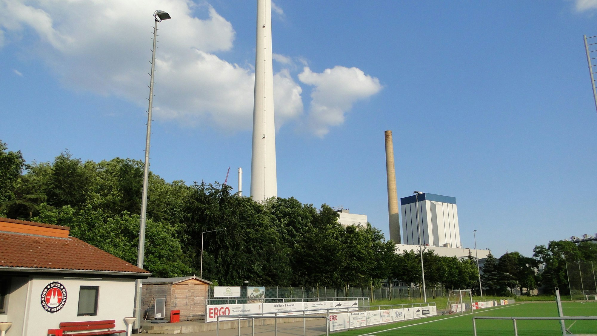 In der Umgebung von Merkenich finden sich viele emittierende Industrie-Anlagen, darunter auch noch das Heizkraftwerk.