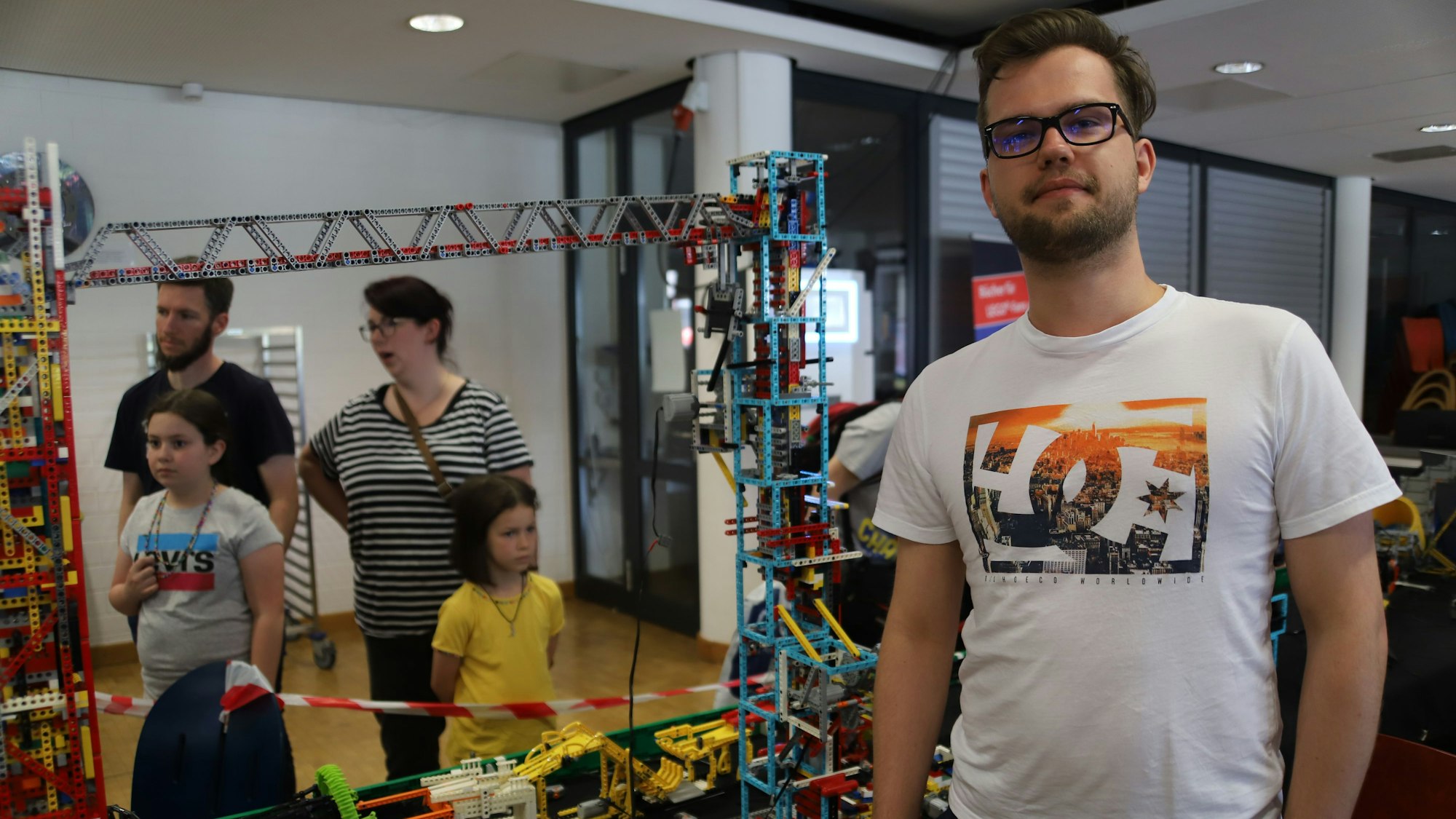 Marc Zur Loye steht vor seinem Modul, einer Brücke zum Transport kleiner Bällchen.