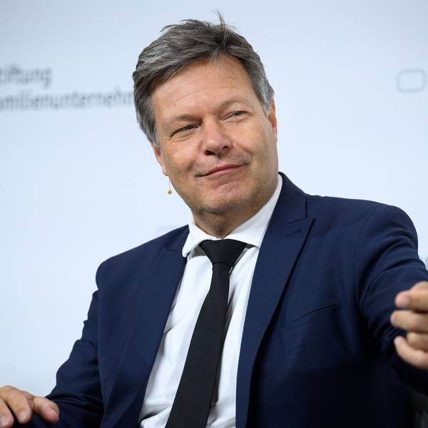 Robert Habeck (Bündnis 90/Die Grünen), Bundesminister für Wirtschaft und Klimaschutz, nimmt an einer Podiumsdiskussion beim Tag des Familienunternehmens 2024 im Hotel Adlon teil.