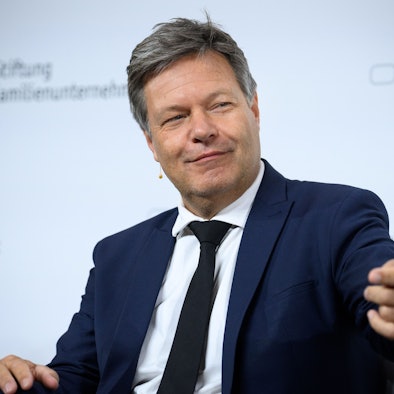 Robert Habeck (Bündnis 90/Die Grünen), Bundesminister für Wirtschaft und Klimaschutz, nimmt an einer Podiumsdiskussion beim Tag des Familienunternehmens 2024 im Hotel Adlon teil.