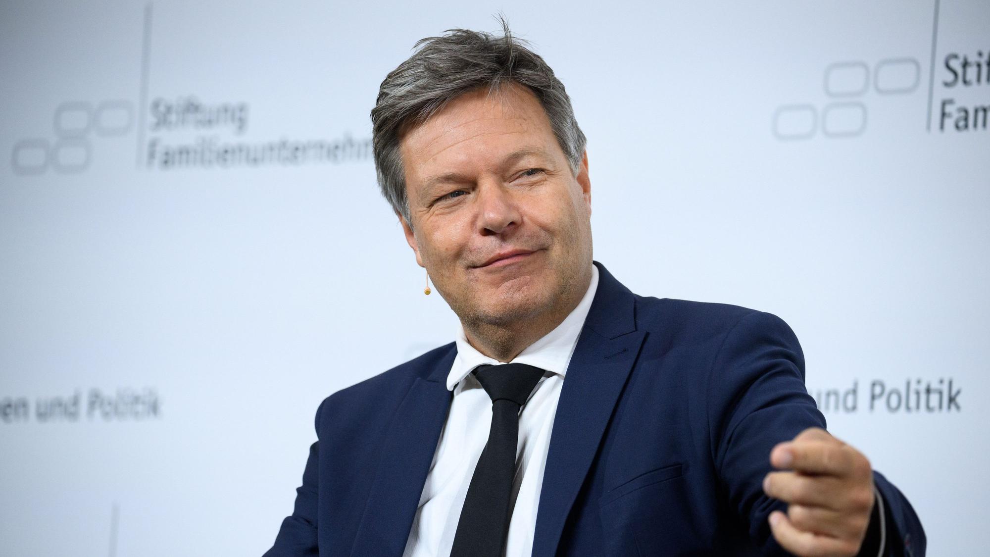 Robert Habeck (Bündnis 90/Die Grünen), Bundesminister für Wirtschaft und Klimaschutz, nimmt an einer Podiumsdiskussion beim Tag des Familienunternehmens 2024 im Hotel Adlon teil.