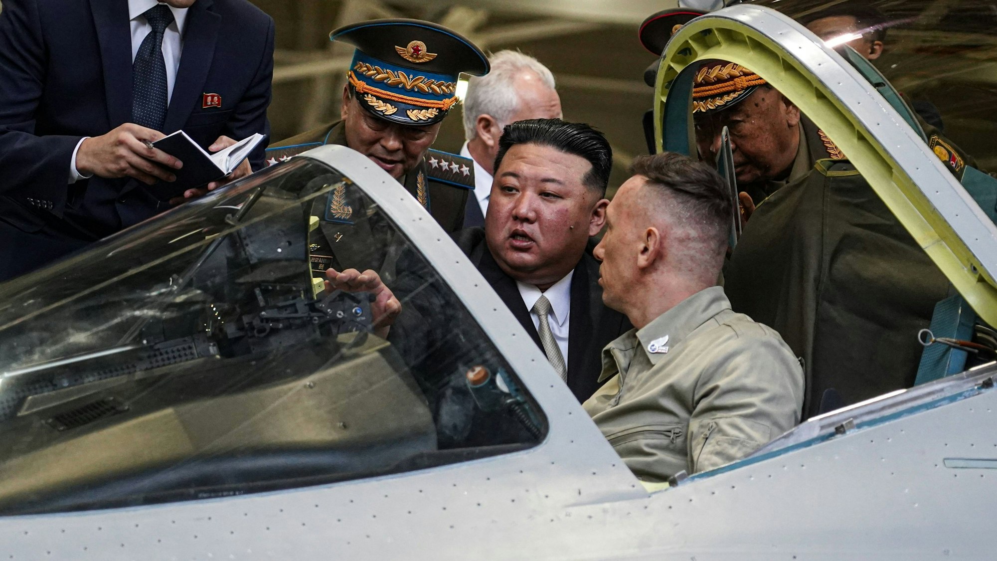 Kim Jong Un besichtigt das Cockpit eines Su-57-Tarnkappenbombers. (Archivbild)