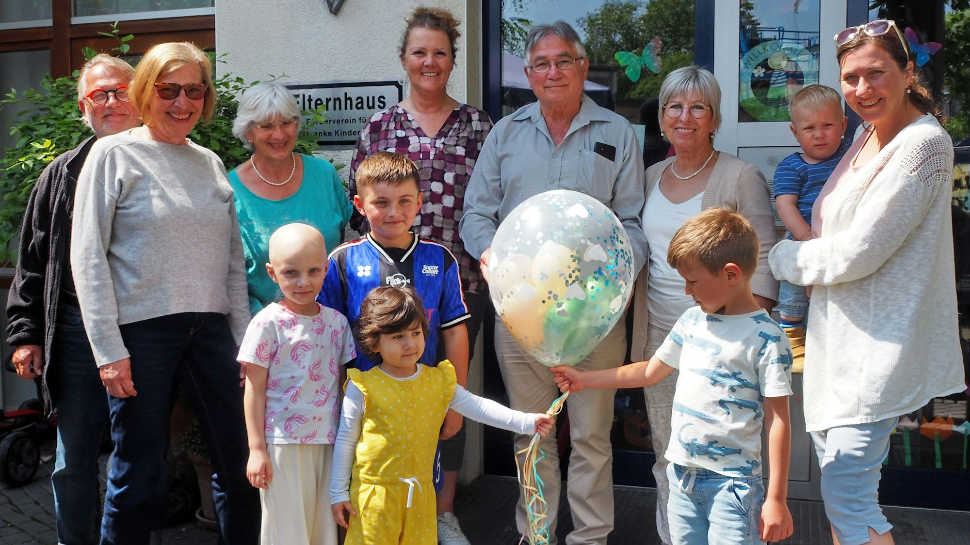 Monika Burger-Schmidt (mit Luftballon) freut sich über die Spende, die ihr Günter (5. von links) und Rosemarie Stadtfeld (3. von links) und ihre Helfer Anfang Juni übergaben. Das Geld kommt dem Elternhaus des Vereins krebskranker Kinder zugute.