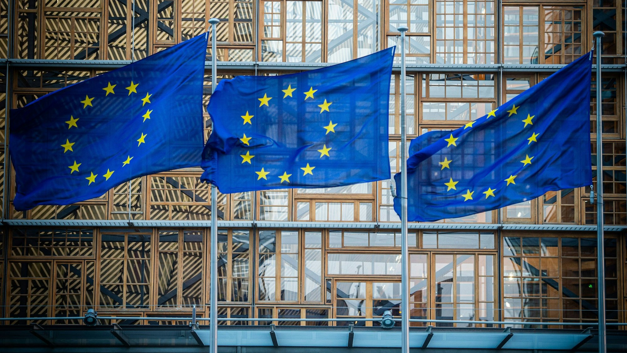 Flaggen der Europäischen Union wehen im Wind vor dem Europa-Gebäude.