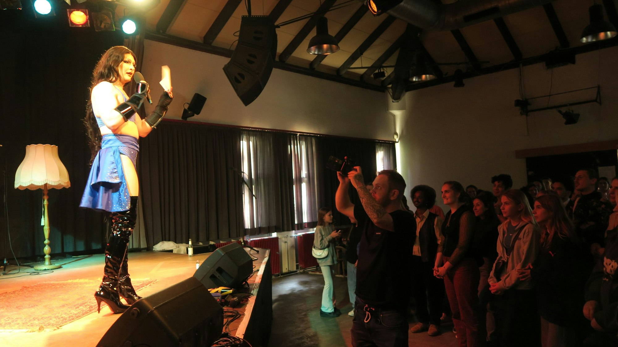 Loona Tension war eine der Drag Queens, die an diesem Abend auf die finanzielle Situation des Büze aufmerksam machte.