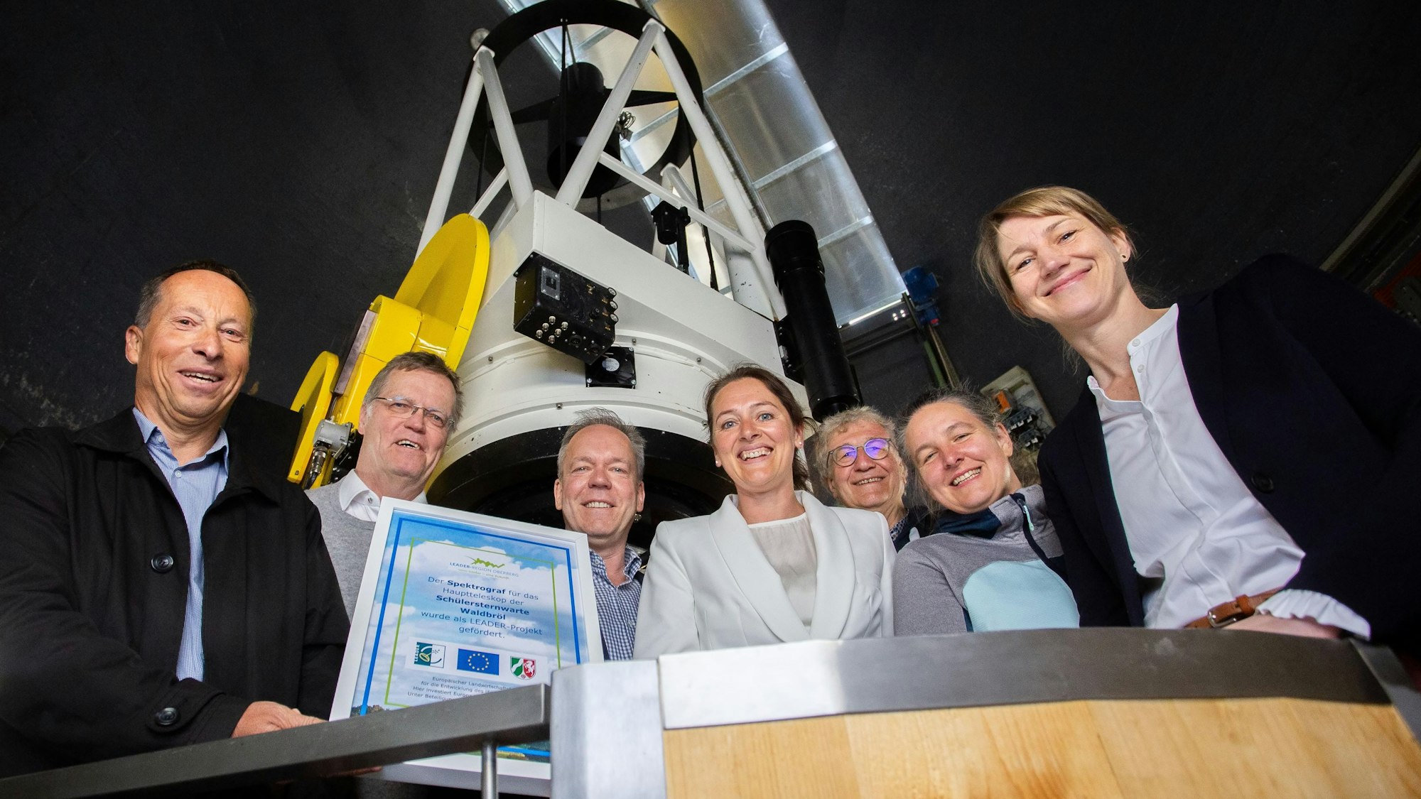 Am Montag übergab Oberbergs Leader-Chef Frank Herhaus (links) die Förderurkunde an die Leiter der Schülersternwarte, Thomas Eversberg (2. von links) und Klaus Vollmann (3. von rechts). Das freut auch Kreisdirektor Klaus Grootens, Waldbröls Bürgermeisterin Larissa Weber, Heike Brand (Leader-Agentur) und Johanna Holst (Hans-Hermann-Voss-Stiftung).