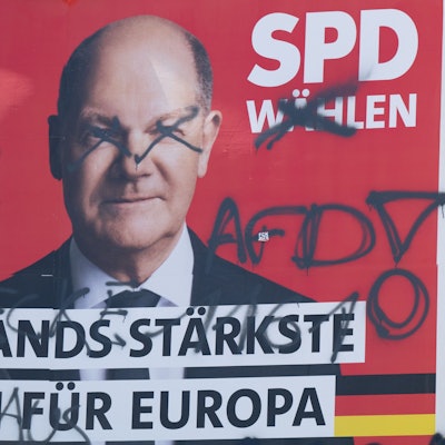 Ein mit dem Schriftzug "AFD!"  beschmiertes Wahlplakat der SPD mit einem Foto von Bundeskanzler Scholz, aufgenommen am Tag nach der Europawahl. Die Europawahl begann am 6. Juni und in Deutschland wurde am 9. Juni gewählt. In Sachsen fanden Kommunalwahlen und zeitgleich die Europawahl statt.
