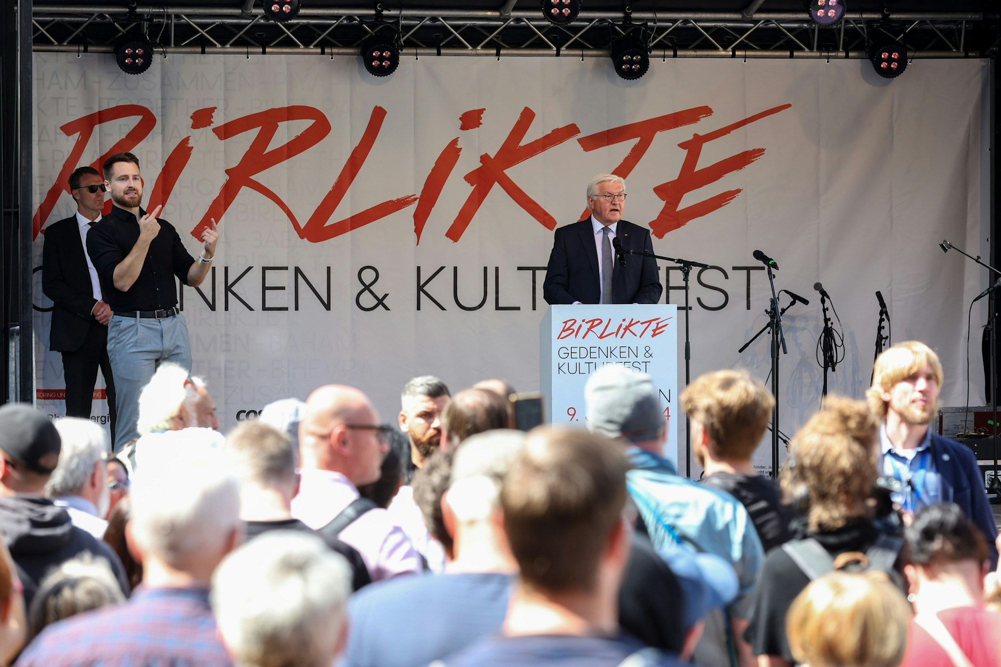 Gedenkfest anlässlich des 20. Jahrestages des NSU-Nagelbombenanschlags: Bundespräsident Frank-Walter Steinmeier spricht auf der Bühne.
