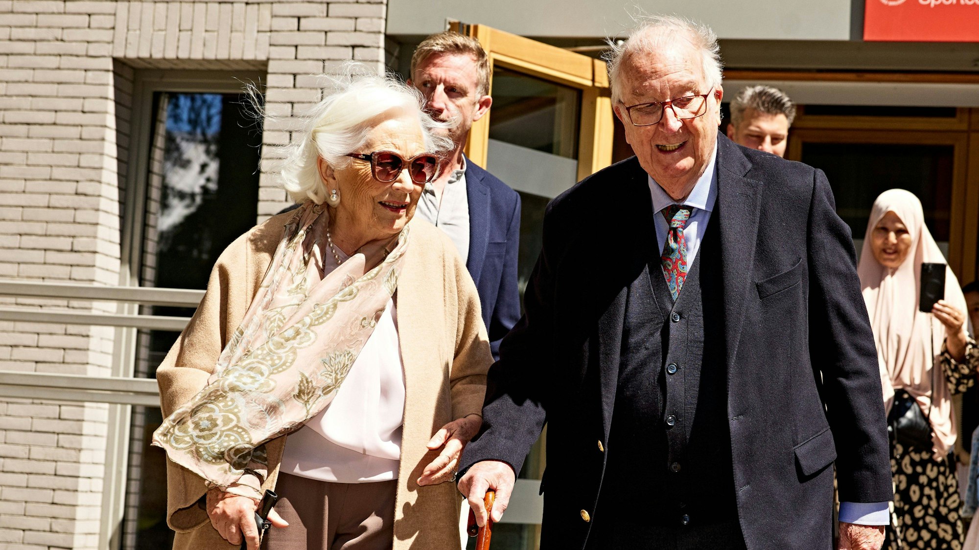 Albert II. und Königin Paola gehen wählen.