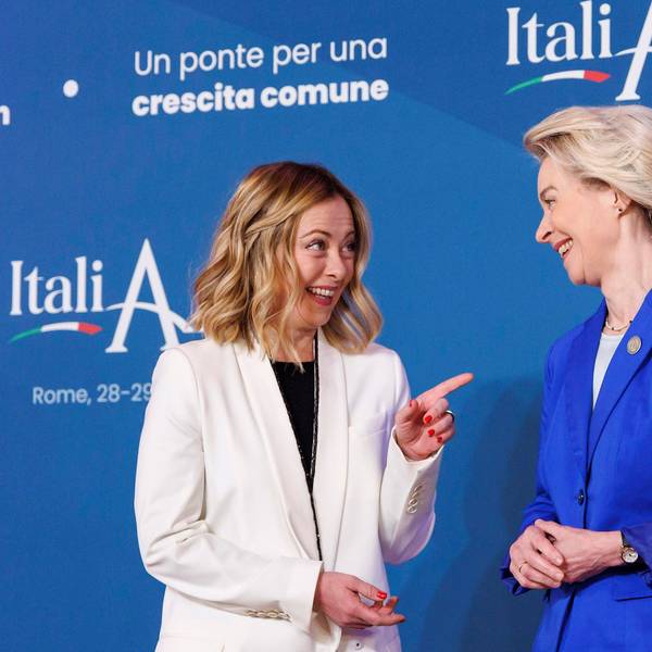 Giorgia Meloni (l.), Ministerpräsidentin von Italien, könnte nach der Europawahl noch wichtiger für Ursula von der Leyen, Präsidentin der Europäischen Kommission, werden (Archivbild).