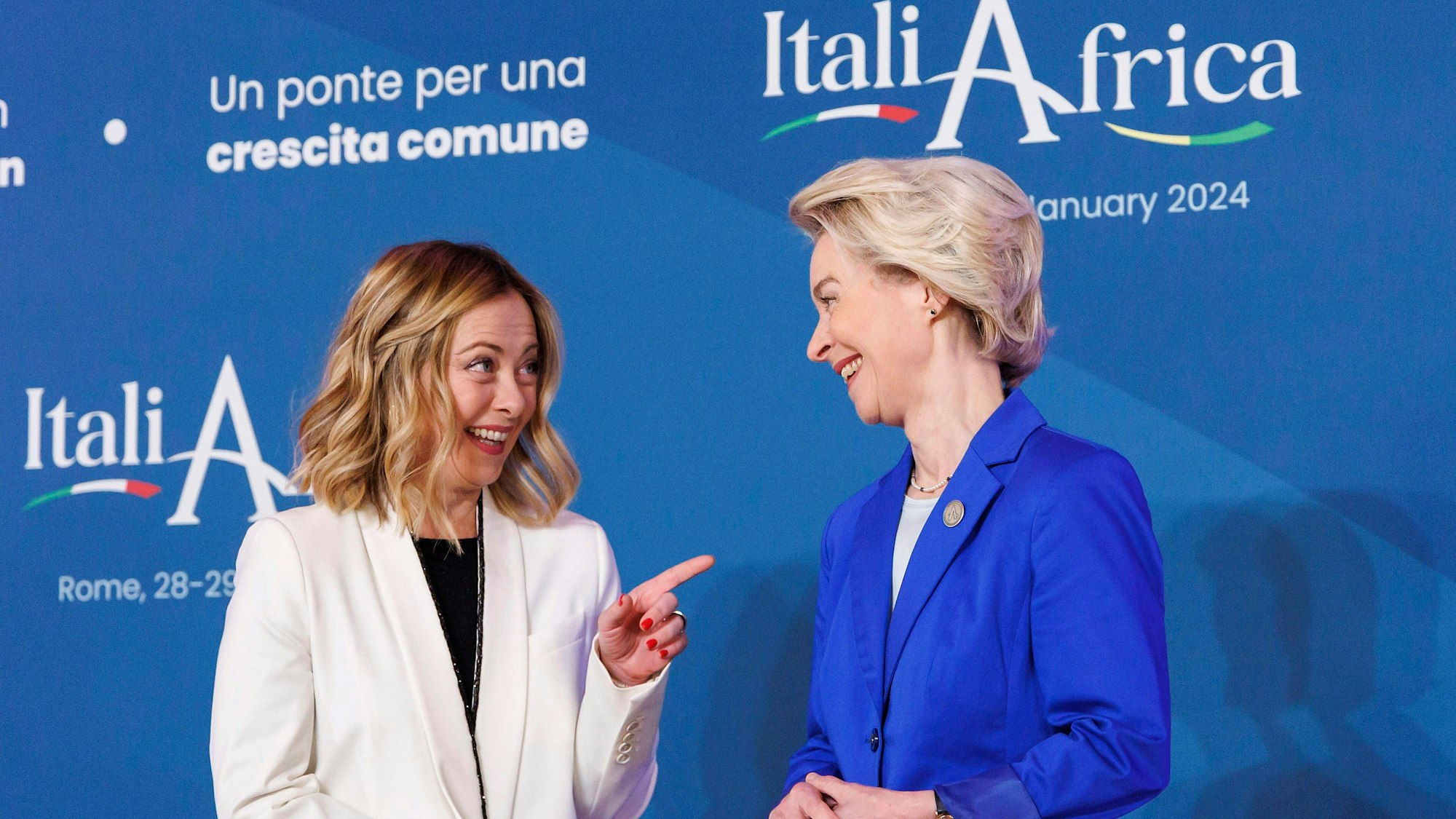Giorgia Meloni (l.), Ministerpräsidentin von Italien, könnte nach der Europawahl noch wichtiger für Ursula von der Leyen, Präsidentin der Europäischen Kommission, werden (Archivbild).