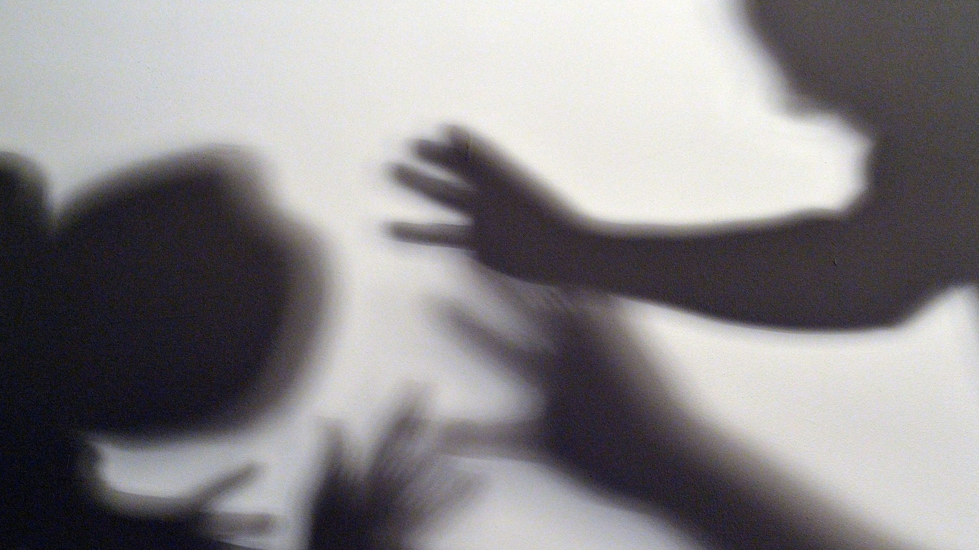 Das Symbolbild zum Thea häusliche Gewalt zeigt Silhouette von zwei Menschen, die bedrohlich die Arme ausstrecken