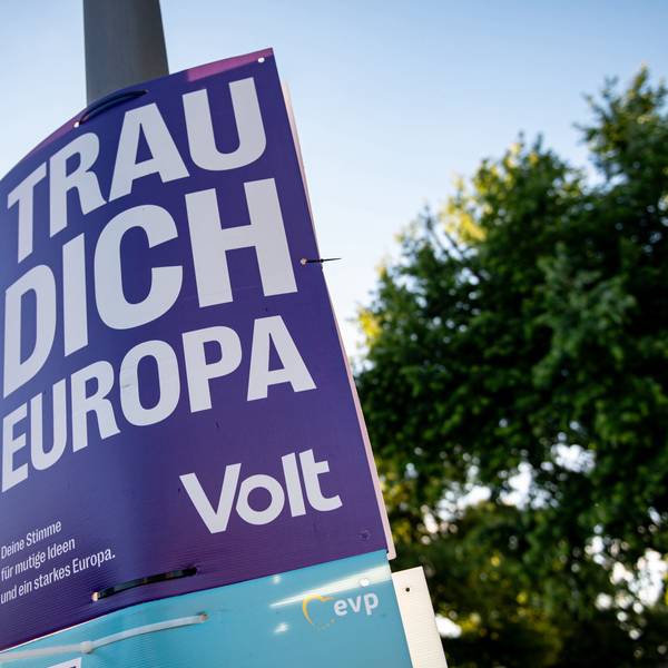 Ein Wahlplakat der Partei «Volt» hängt an einer Straßenlaterne.