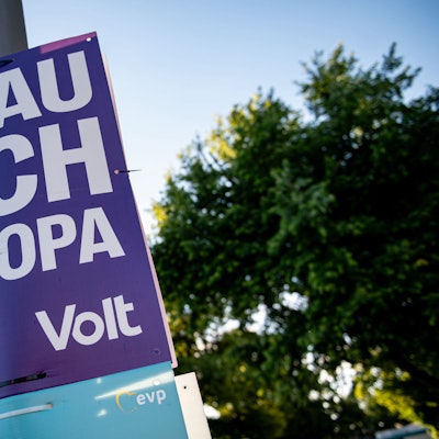Ein Wahlplakat der Partei «Volt» hängt an einer Straßenlaterne.