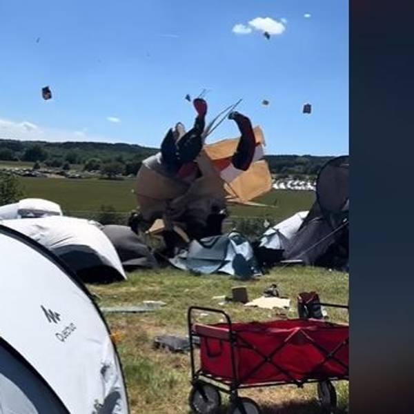 Eine Windhose wirbelte bei Rock am Ring plötzlich Zelte, Pavillons und andere Gegenstände in die Luft.