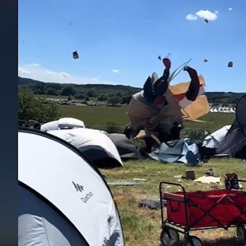 Eine Windhose wirbelte bei Rock am Ring plötzlich Zelte, Pavillons und andere Gegenstände in die Luft.