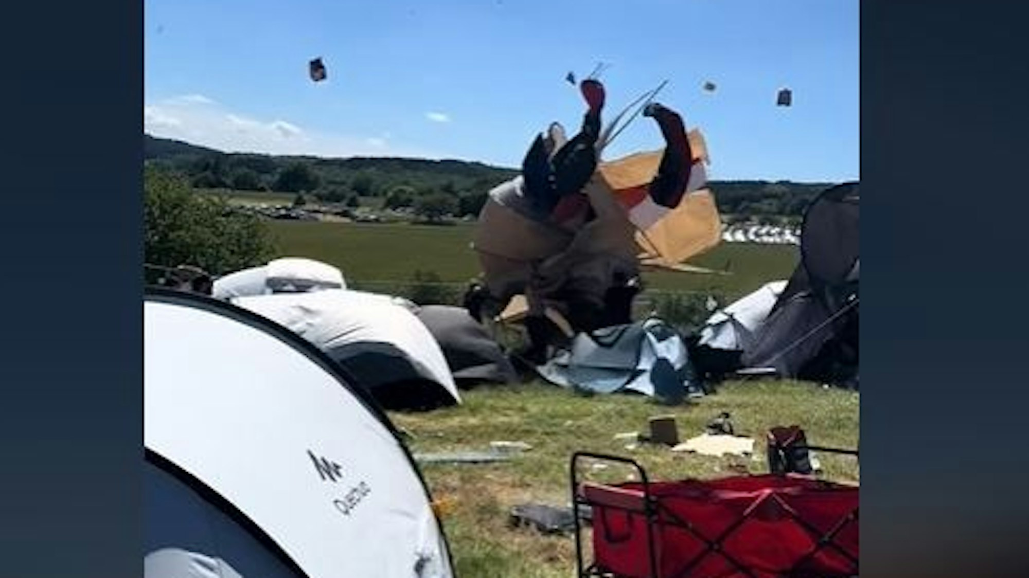 Eine Windhose wirbelte bei Rock am Ring plötzlich Zelte, Pavillons und andere Gegenstände in die Luft.