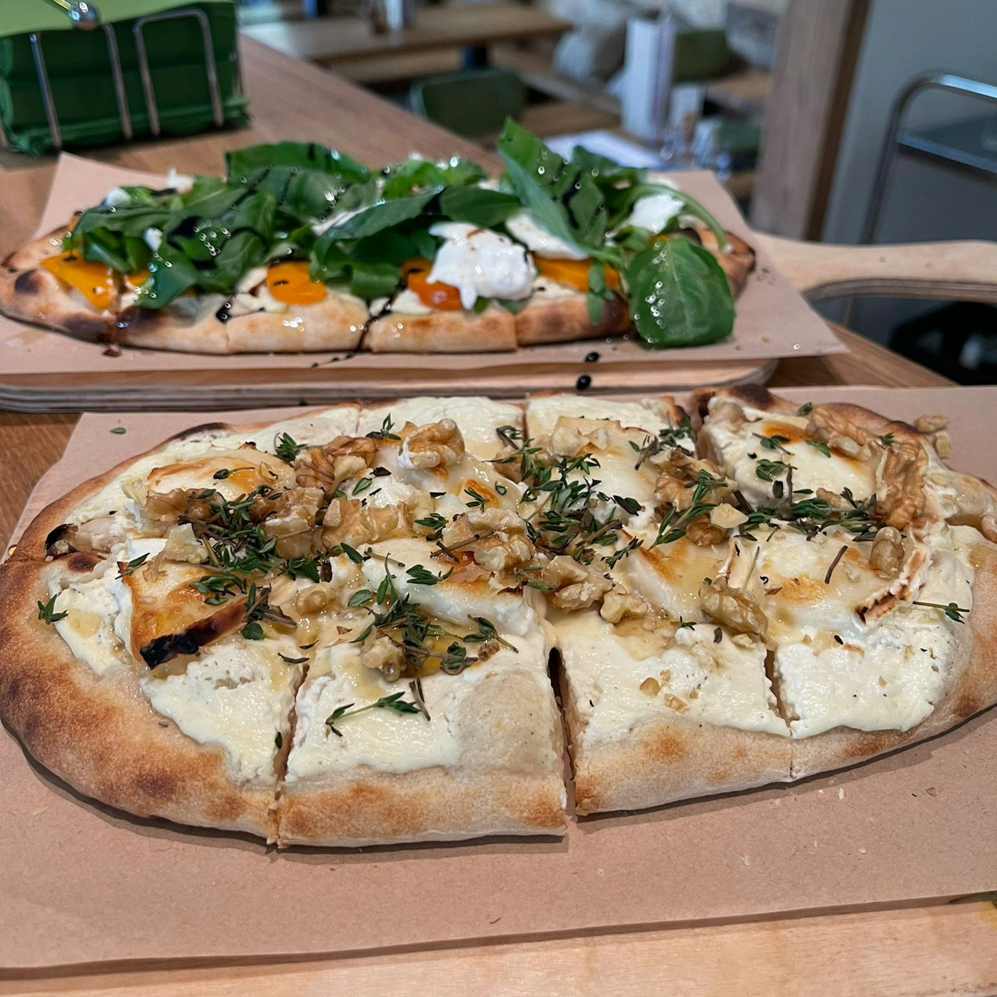 Die Dinnete „Glück“ mit Schmand, Ziegenkäse, Walnüssen, Honig und Thymian