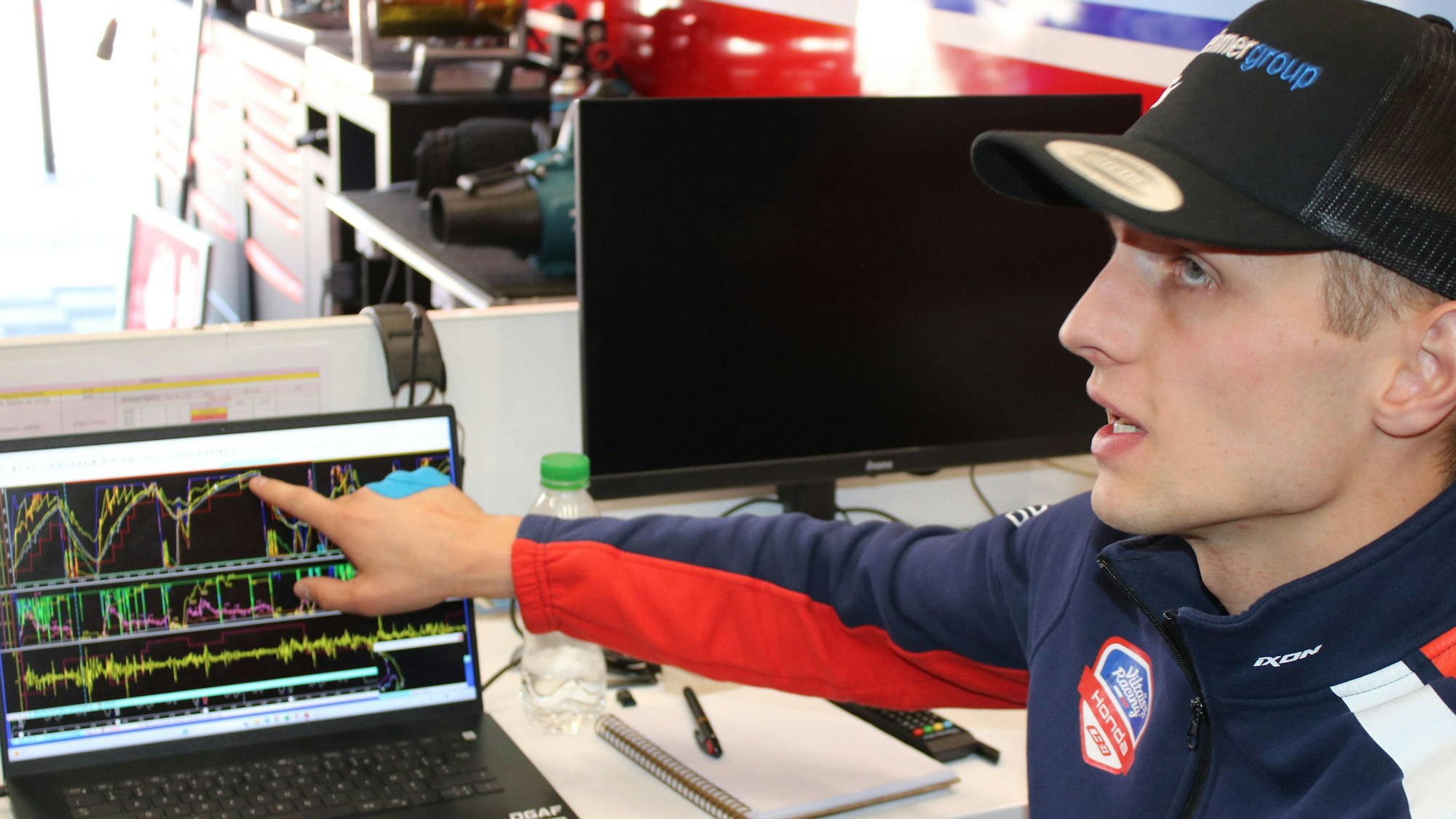 Florian Alt sitzt in der Box am Computer und analysiert die Messwerte des Motorrads.