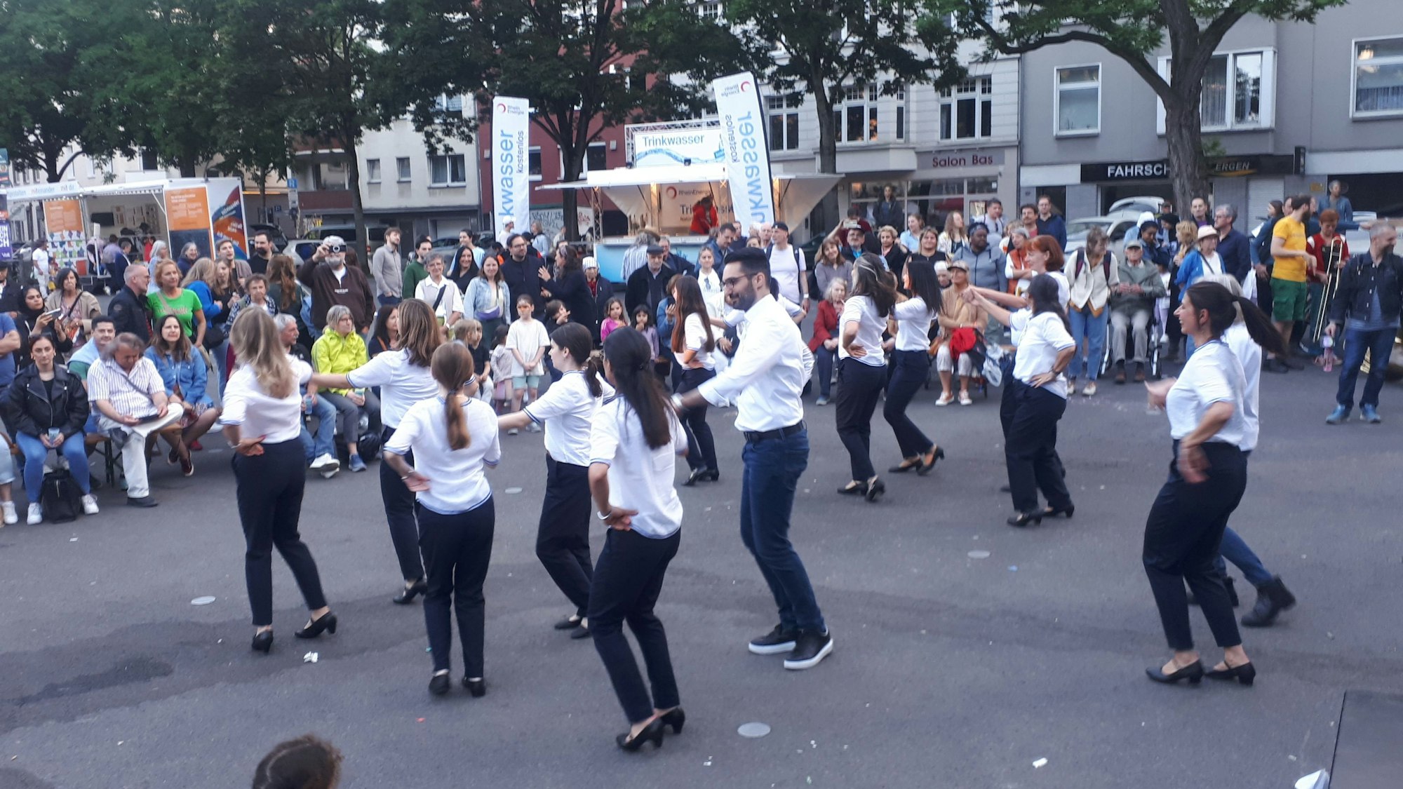 Die griechische Tanzgruppe „Melos“ lud die Gäste zum gemeinsamen Sirtaki ein.