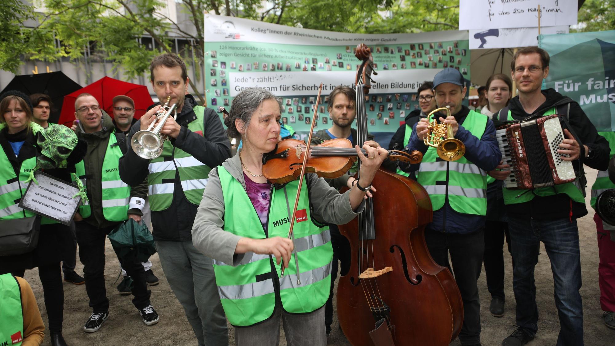 Musikschullehrer der Rheinischen Musikschule protestierten für ihre Festanstellungen.