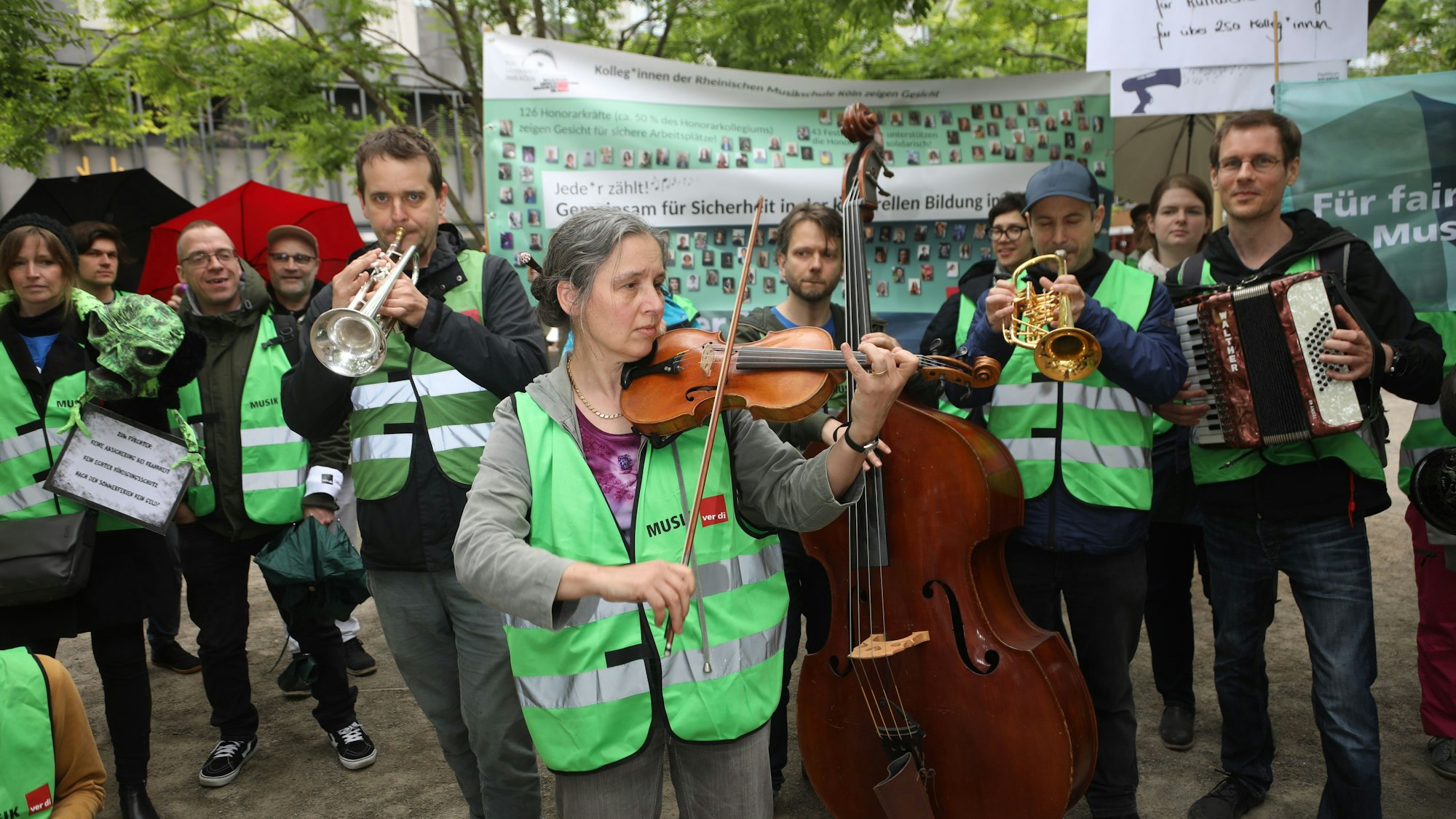 Musikschullehrer der Rheinischen Musikschule protestierten für ihre Festanstellungen.