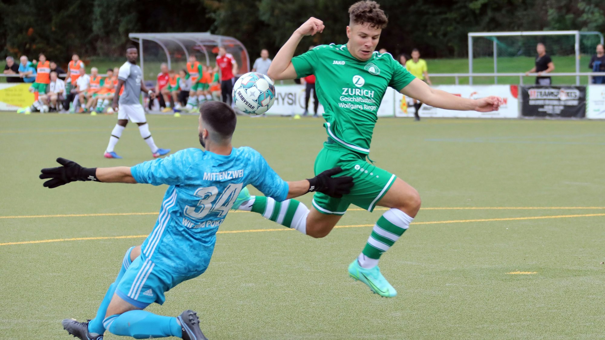 Borussia Hohenlind - Porz
Fussball Landesliga Saison 2021 2022
Westkampfbahn Köln Deutschland
19.09.2021
Links: Dominique Mittenzwei (Porz)
Rechts: Janis Waffenschmidt (Hohenlind)
Copyright
Eduard Bopp Sportfotografie
mail@fotobopp.de