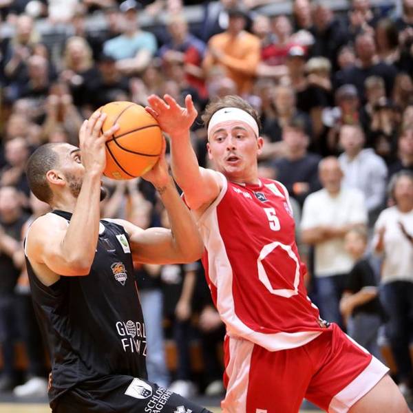 Dragons Rhöndorf um Kelvin Omojola (links) und die RheinStars um Hennen Rupert bestreiten das Finale um die Pro-B-Meisterschaft.