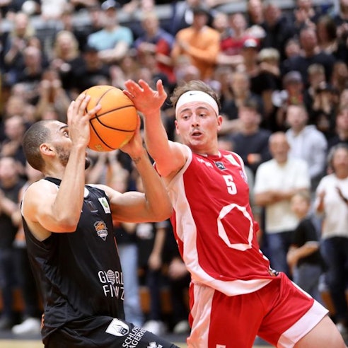 Dragons Rhöndorf um Kelvin Omojola (links) und die RheinStars um Hennen Rupert bestreiten das Finale um die Pro-B-Meisterschaft.