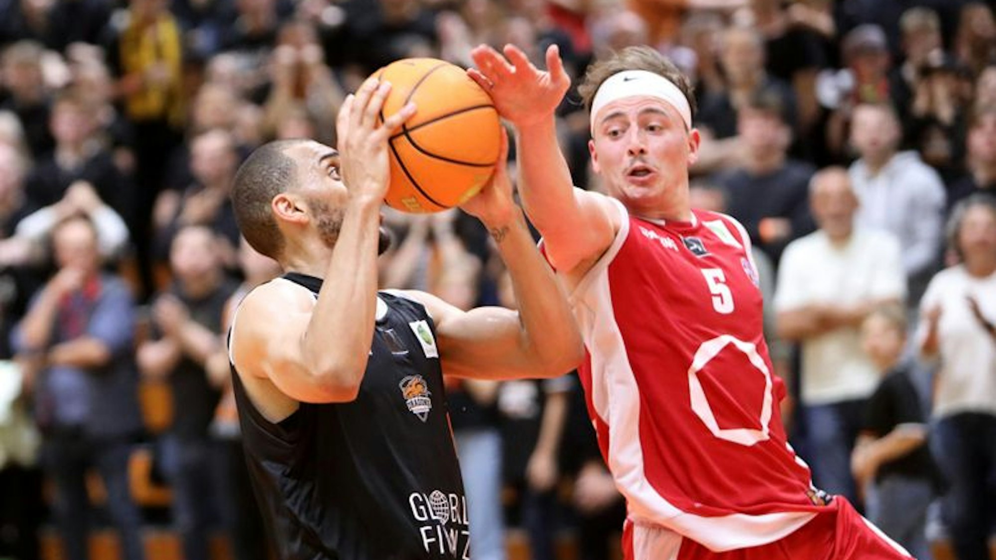 Dragons Rhöndorf um Kelvin Omojola (links) und die RheinStars um Hennen Rupert bestreiten das Finale um die Pro-B-Meisterschaft.