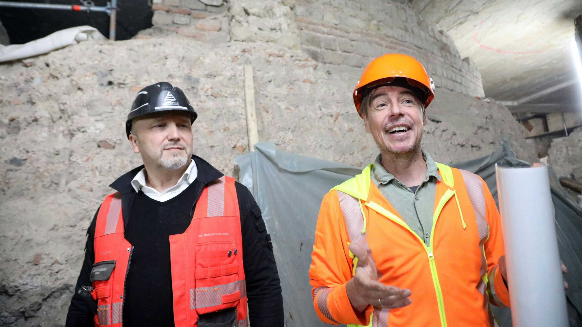 Michael Wiehen und Matthias Zoppelt zeigen neue Entdeckungen und technische Lösungen auf der Miqua-Baustelle.