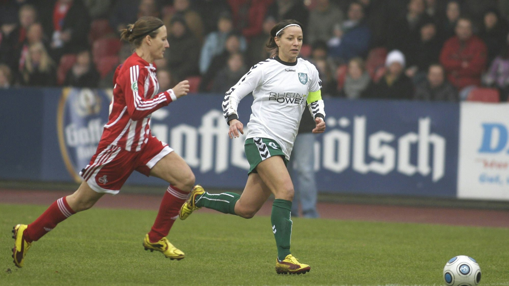 Sonja Fuss im Trikot des 1. FC Köln im Duell mit Duisburgs Inka Grings im Februar 2010