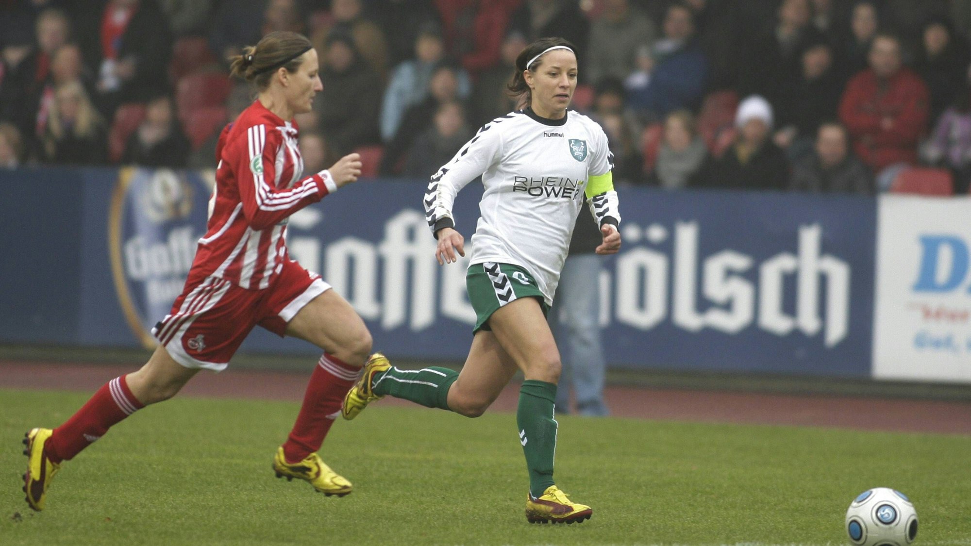 Sonja Fuss im Trikot des 1. FC Köln im Duell mit Duisburgs Inka Grings im Februar 2010