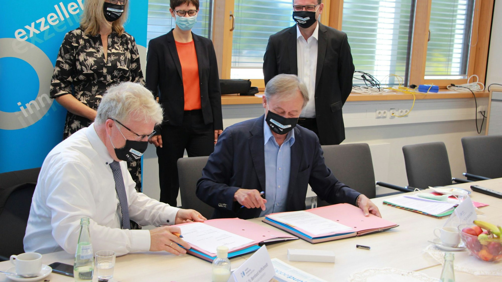 Mit Maske wegen der Pandemie: Ein Kooperationsvertrag mit dem DLR zum Thema zivile Sicherheitsforschung wurde unterschrieben, links vorne Professor Bernhard Hoffschmidt, Gründungsdirektor des neuen Institutes der DLR, rechts Professor Hartmut Ihne.