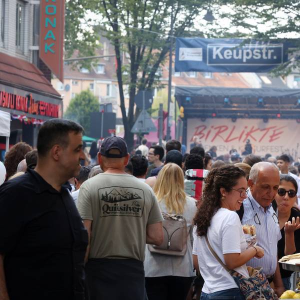 Menschen feiern auf der vollen Keupstraße beim Birlikte-Fest.