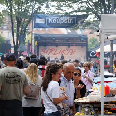Menschen feiern auf der vollen Keupstraße beim Birlikte-Fest.