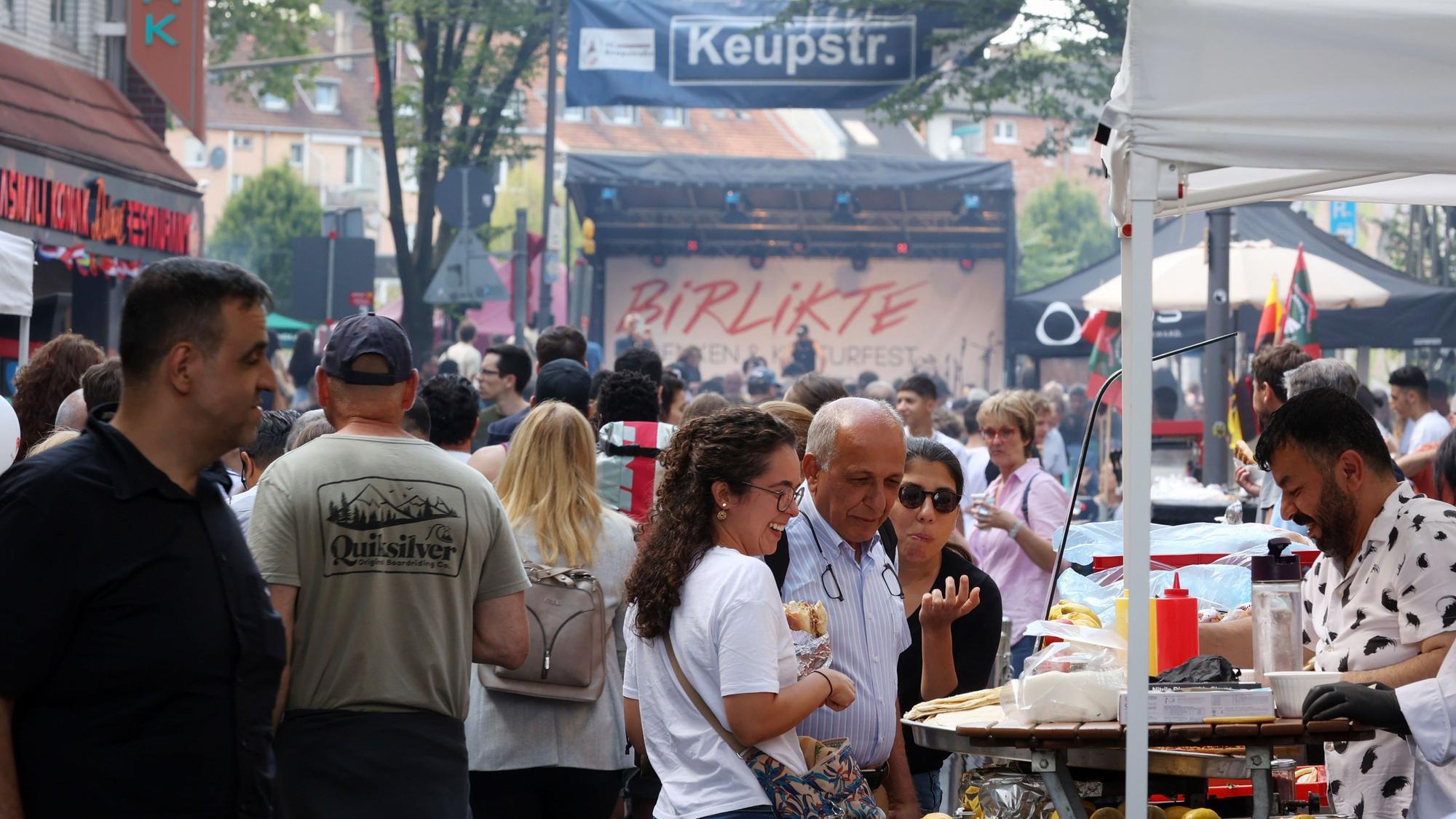 Menschen feiern auf der vollen Keupstraße beim Birlikte-Fest.