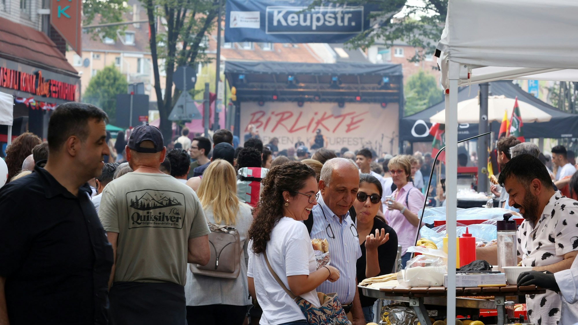 Menschen feiern auf der vollen Keupstraße beim Birlikte-Fest.