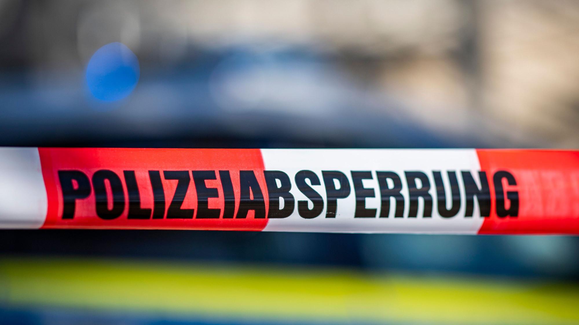 In Niebüll ist eine junge Frau tot aufgefunden worden. Eine Mordkommission ermittelt jetzt (Symbolbild mit Absperrband der Polizei).