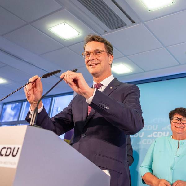 Hendrik Wüst (l, CDU), Ministerpräsident von Nordrhein-Westfalen, spricht bei der Wahlparty auf der CDU-Landesgeschäftsstelle neben Sabine Verheyen.