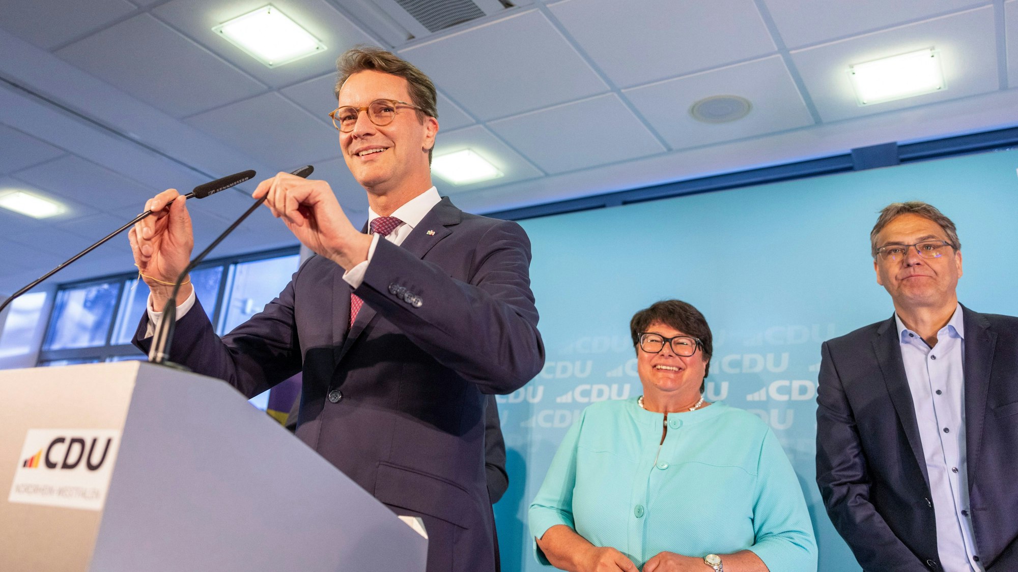 Hendrik Wüst (l, CDU), Ministerpräsident von Nordrhein-Westfalen, spricht bei der Wahlparty auf der CDU-Landesgeschäftsstelle neben Sabine Verheyen (l-r) und Peter Liese.