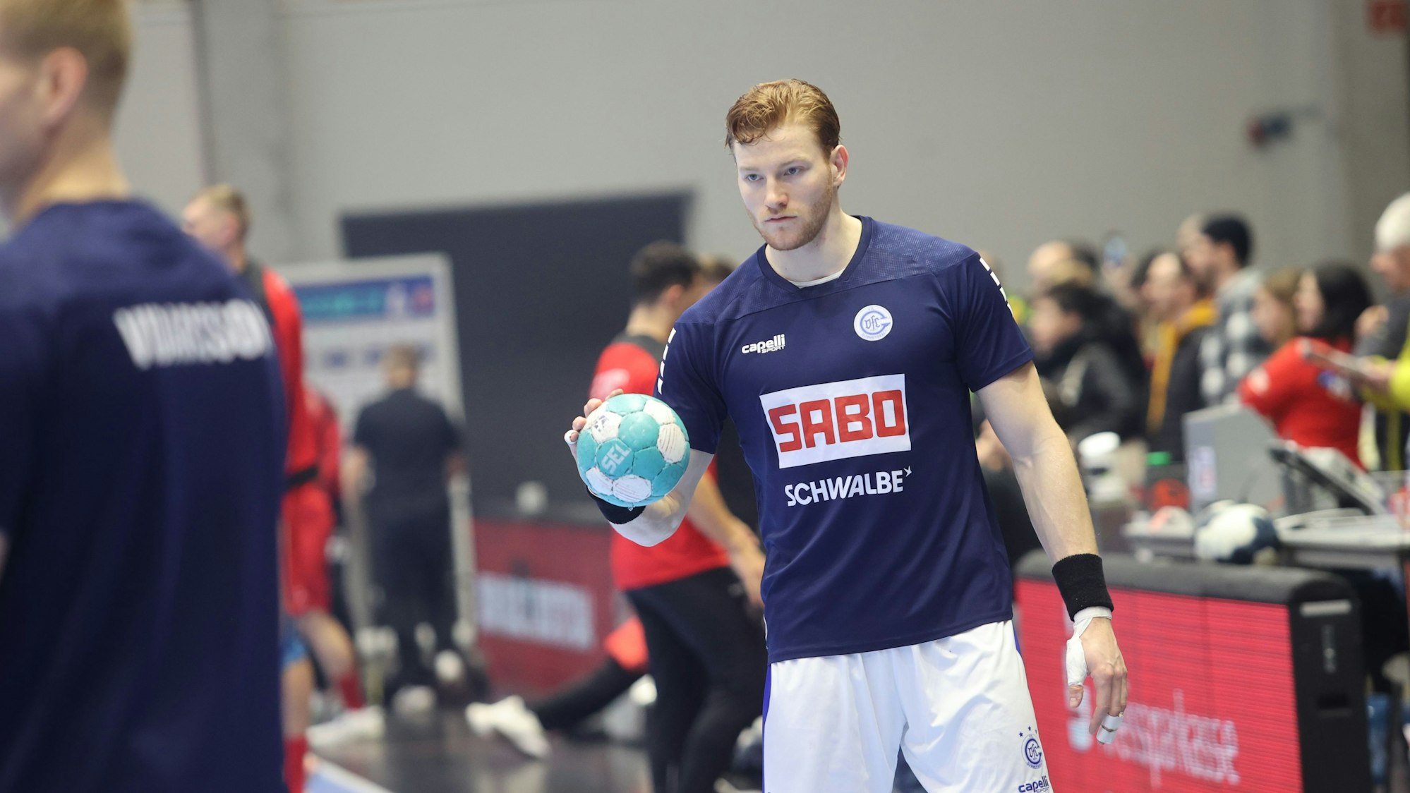 Tom Kiesler ist konzentriert und berietet sich mit dem Ball in der rechten Hand auf das Spiel vor.