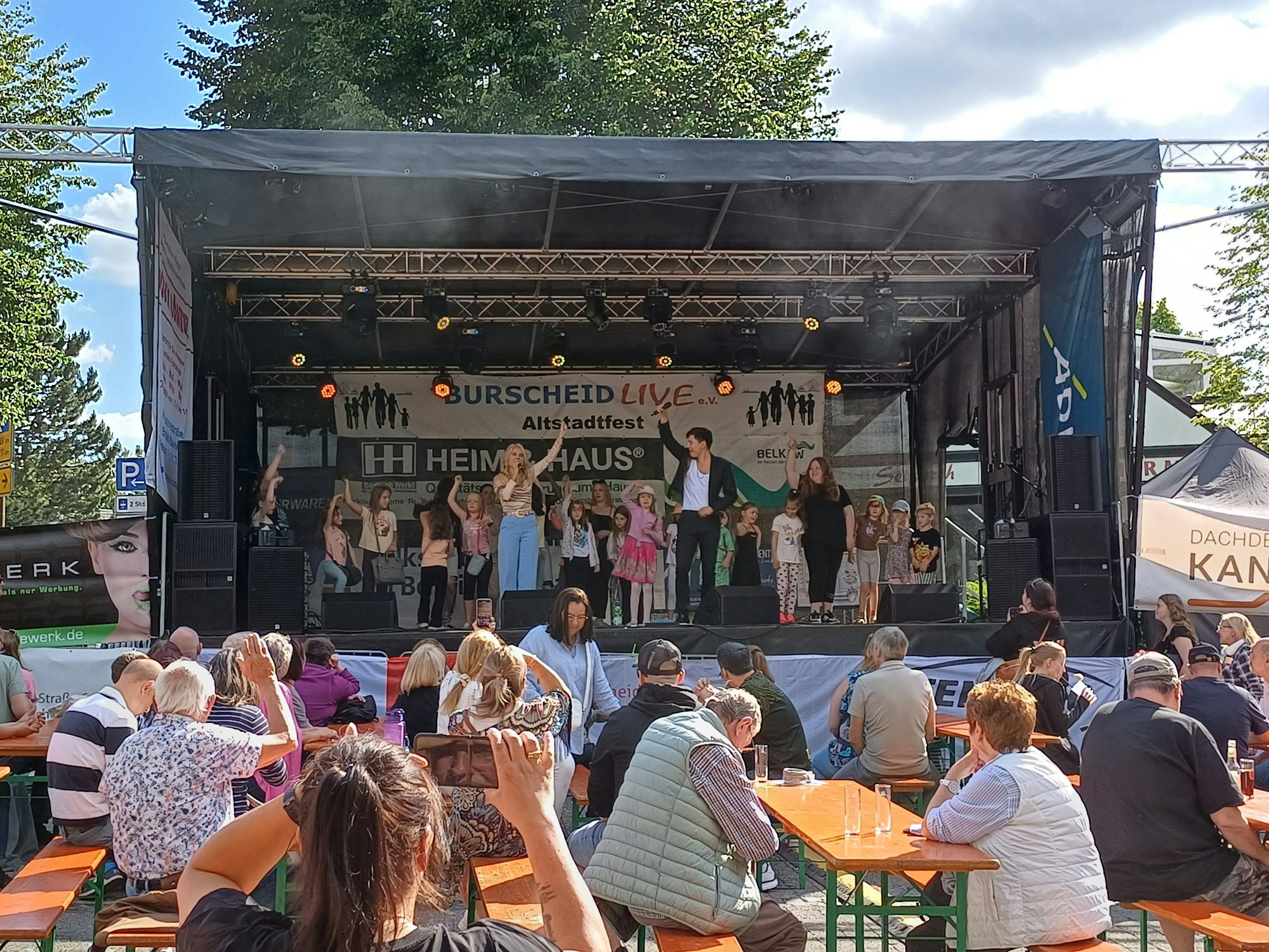 Die ehemaligen DSDS-Teilnehmenden Laura van den Elzen und Mark Hoffmann animieren die Kinder zum Tanzen.