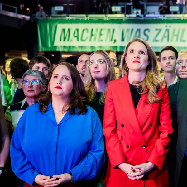 Ricarda Lang (l-r), Bundesvorsitzende von Bündnis 90/Die Grünen, Terry Reintke, Spitzenkandidatin der Grünen für die Europawahl 2024, und Omid Nouripour, Bundesvorsitzender von Bündnis 90/Die Grünen, reagieren bei der Wahlparty der Grünen in der Columbiahalle auf die ersten Hochrechnungen.
